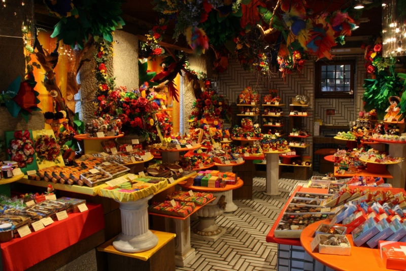 vitrine-TOURNEFORT-min_candy_store_chocolate_shop_chocolate_switzerland-393515