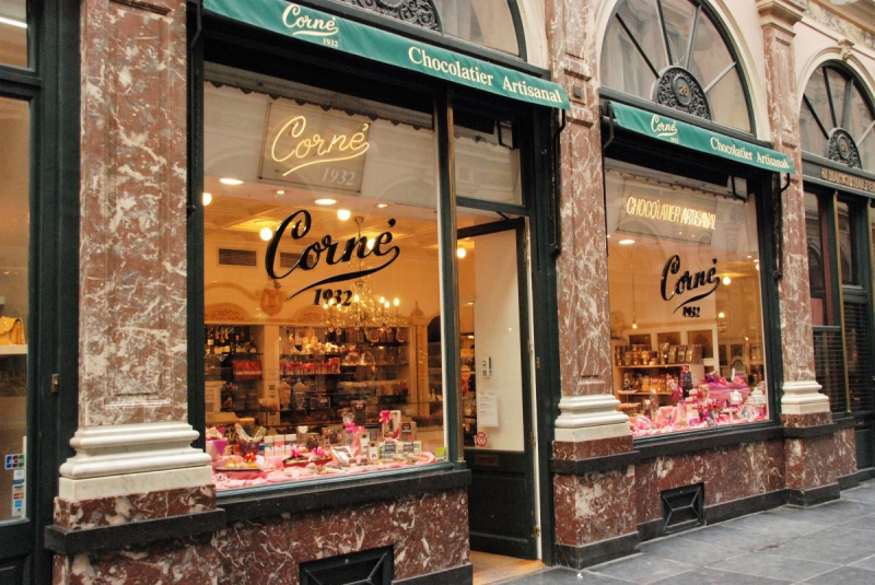 vitrine-TOURNEFORT-min_chocolate_chocolaterie_shop_luxury_chic_gallery_brussels_belgium-558146