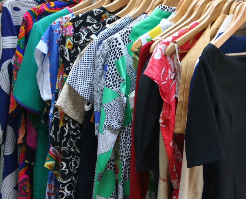 vitrine-TOURNEFORT-min_dresses_apparel_clothing_clothes_clothes_hangers_wooden_hangers_retail_shop_closet-1149845
