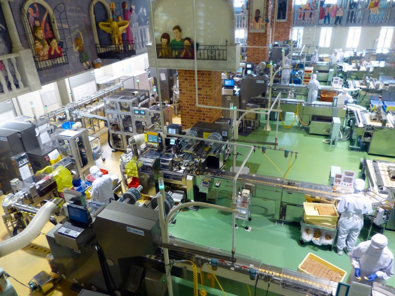 vitrine-TOURNEFORT-min_japan_sapporo_chocolate_factory_label_packaging_cookie_machine_operators-961509