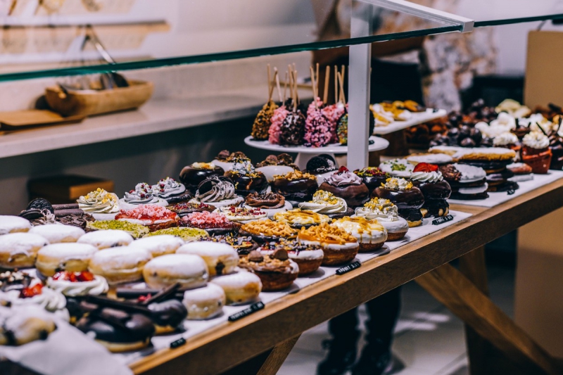 vitrine-TOURNEFORT-min_shop_dessert_pastry_bakery_counter-184398