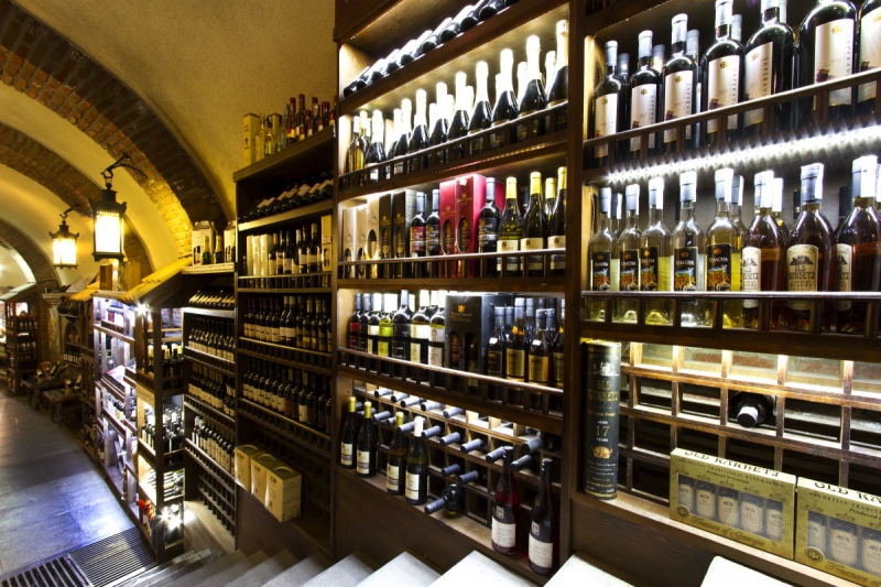 vitrine-TOURNEFORT-min_world_street_travel_shop_canon_georgia_wine_bottles-429767